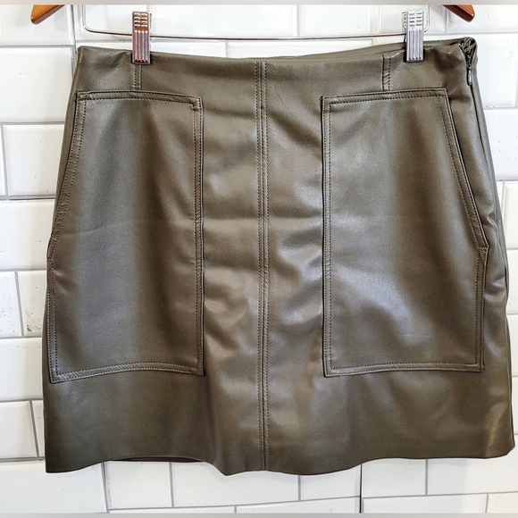 H&M Ladies Faux Leather Mini Skirt Front Patch Pockets Side Zip Medium Weight Co - Picture 1 of 5